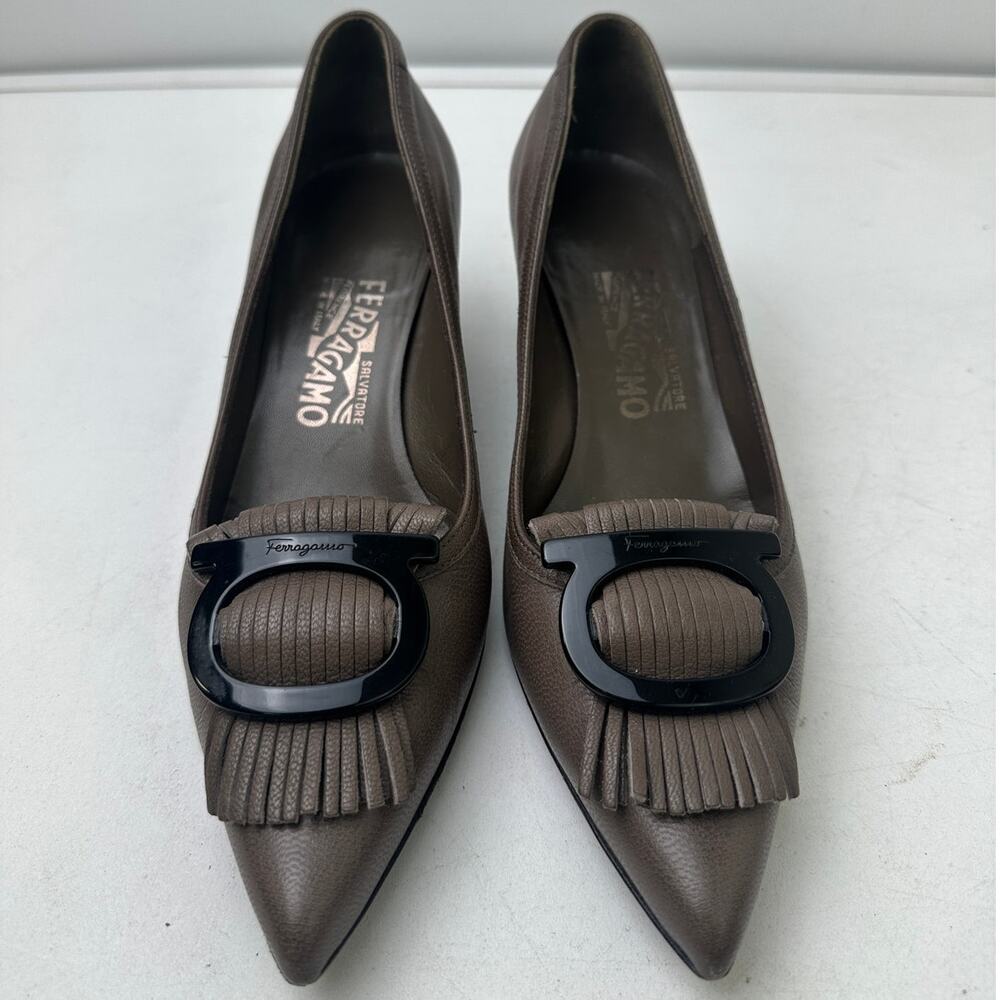 VTG Salvatore Ferragamo Taupe Leather Fringe Pointed Toe Heels Women's Sz 7.5 - Picture 2 of 10